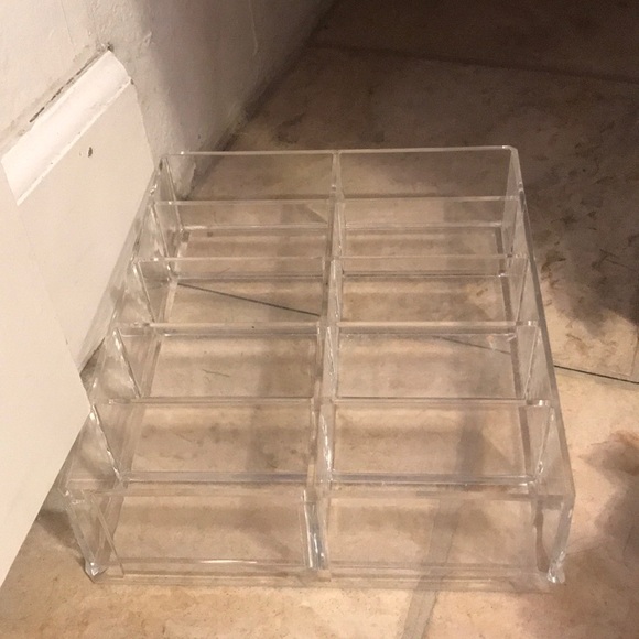 Makeup storage containers for vanity table. - Picture 3 of 3